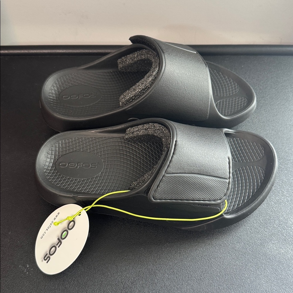 OOFOS OOahh Sport Flex Recovery Sandals Matte Black Women’s 6 Men’s 4 New NWT